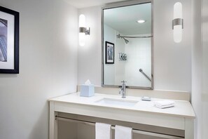 Duschwanne, kostenlose Toilettenartikel, Haartrockner, Handtücher