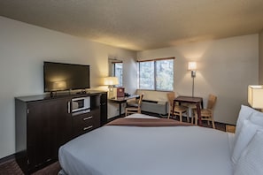 Desk, iron/ironing board, free cribs/infant beds, free WiFi - The Inn at Truckee (Truckee)