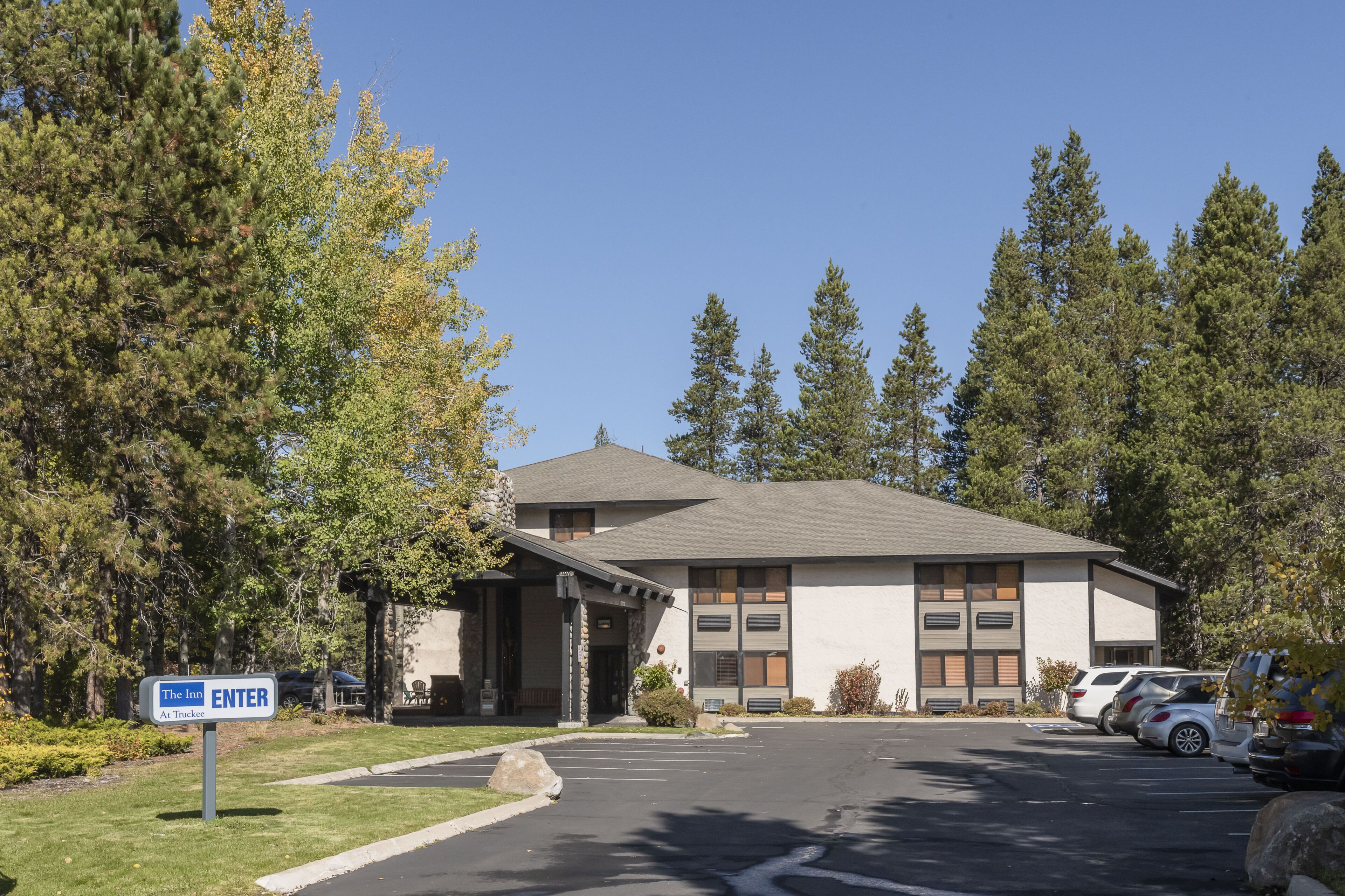 Un edificio con un letrero que dice "The Inn As Trucker ENTER".