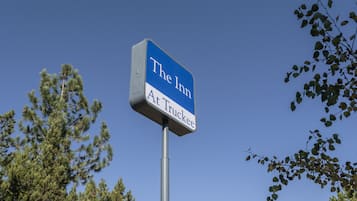 Naamplaatje voor 'The Inn at Truckee' tegen een helderblauwe lucht.