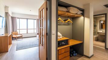 Junior Suite | 1 sovrum, minibar, värdeförvaringsskåp på rummet och ljudisolering