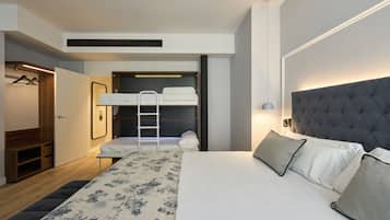 Family Room (Premium) | Minibar, in-room safe, desk, soundproofing