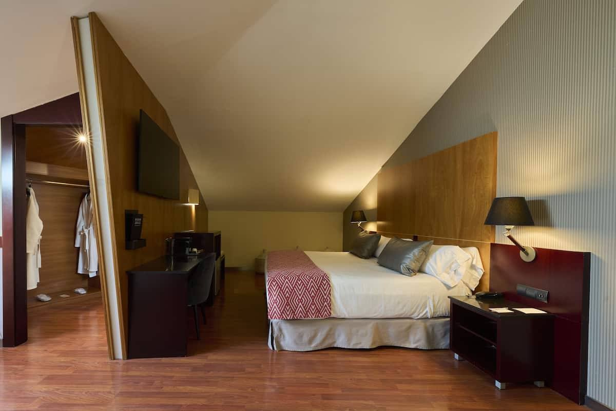Minibar, coffres-forts dans les chambres, bureau, chambres insonorisées