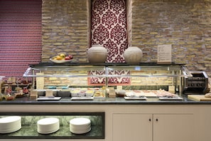 Café da manhã com buffet todos os dias (EUR 16 por pessoa)
