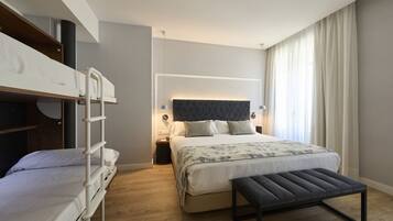 Un dormitorio moderno con una litera, una cama grande con cabecera y un banco.