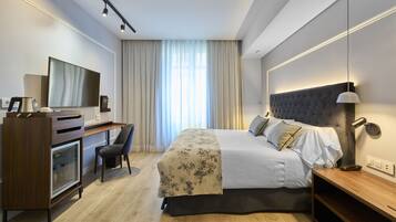 Minibar, pengeskab på værelset, skrivebord, lydisolering