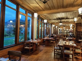 Café da manhã, almoço e jantar; culinária internacional 