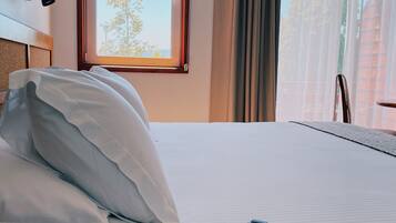 Luxe beddengoed, donzen dekbedden, pillowtop-bedden, een minibar
