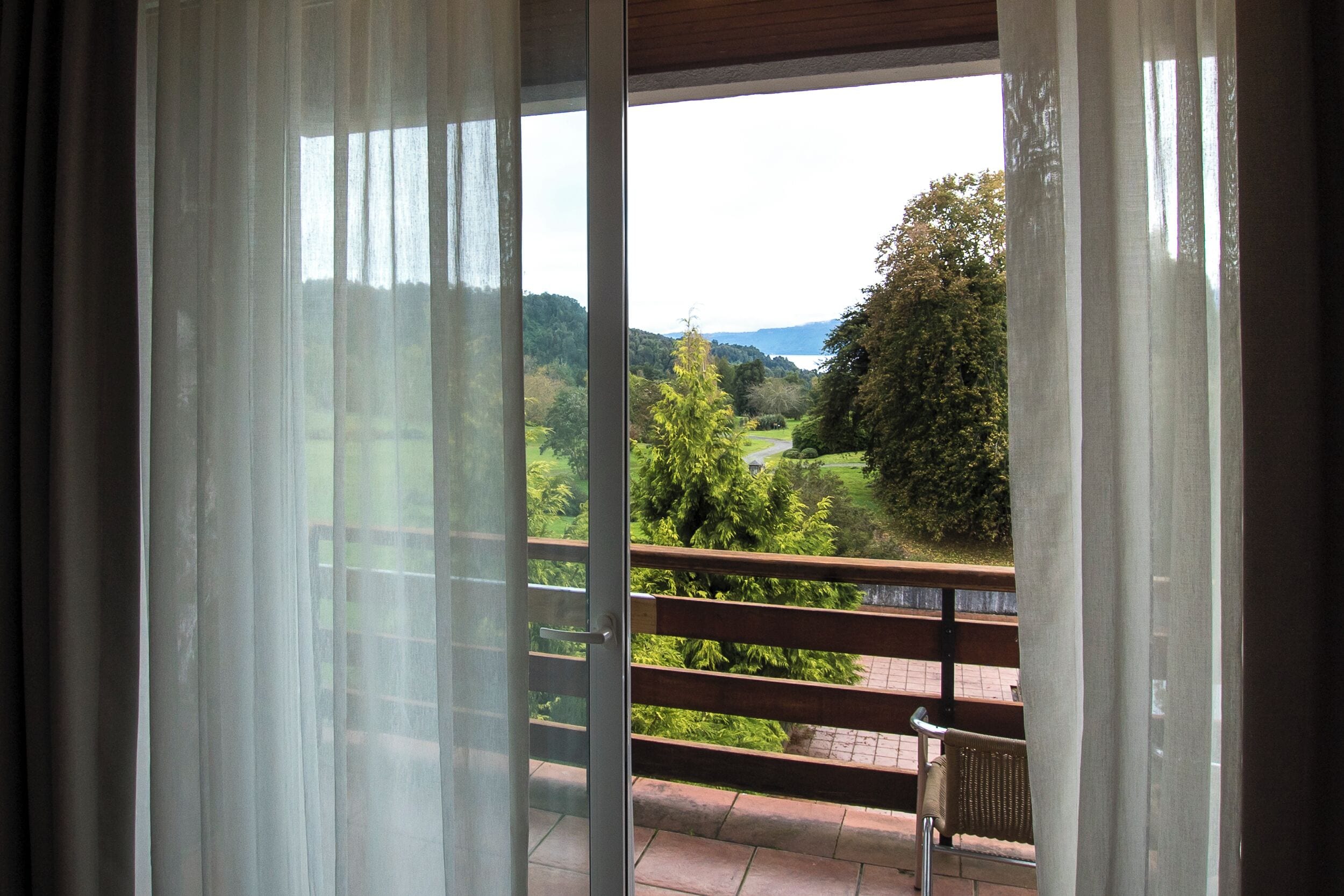 Un balcón con vistas a un paisaje verde y árboles.