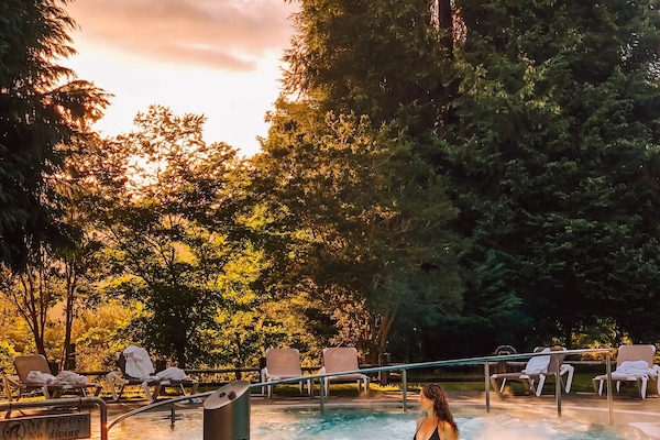 Innendørsbasseng,2 utendørsbassenger, bassengparasoller og solsenger