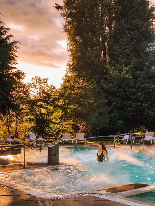 Indoor pool, 2 outdoor pools, pool umbrellas, sun loungers - Termas Puyehue Wellness & Spa Resort (Puyehue)
