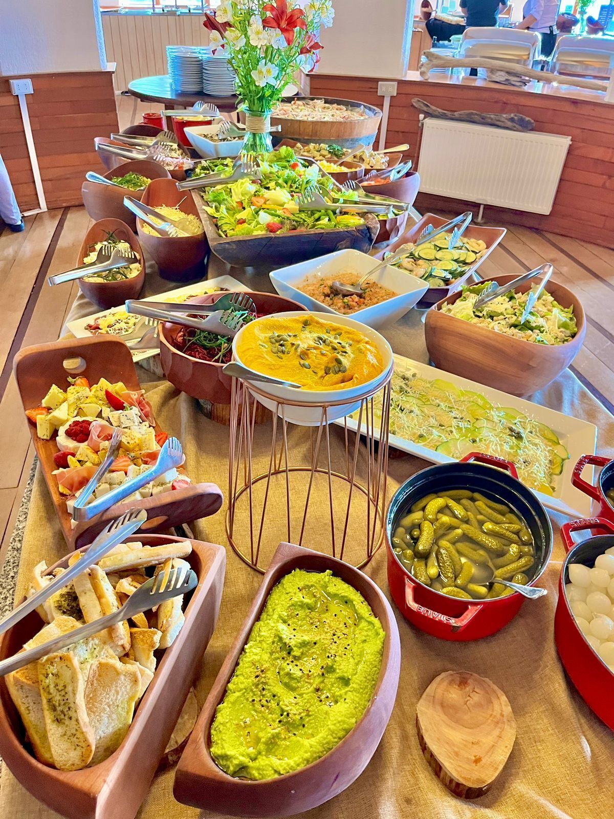 breakfast, lunch, dinner served; international cuisine