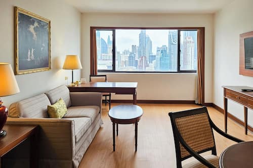 Deluxe Suite | Minibar, in-room safe, desk, blackout drapes