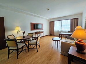 Familien-Suite, 2 Schlafzimmer | Wohnbereich | Fernseher