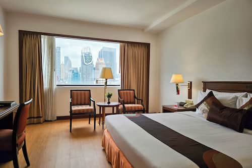 Deluxe Suite | Minibar, in-room safe, desk, blackout drapes