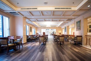 2 restaurants, breakfast, lunch, dinner served; international cuisine