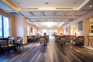 2 restaurants, breakfast, lunch, dinner served; international cuisine