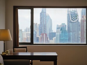 Deluxe Suite | Minibar, in-room safe, desk, blackout curtains - Ramada D'MA Bangkok (Bangkok)