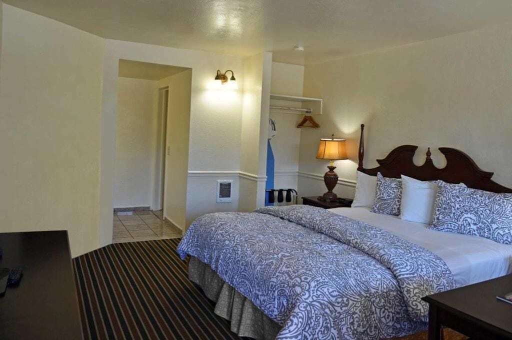 Photo - Monterey Pines Inn