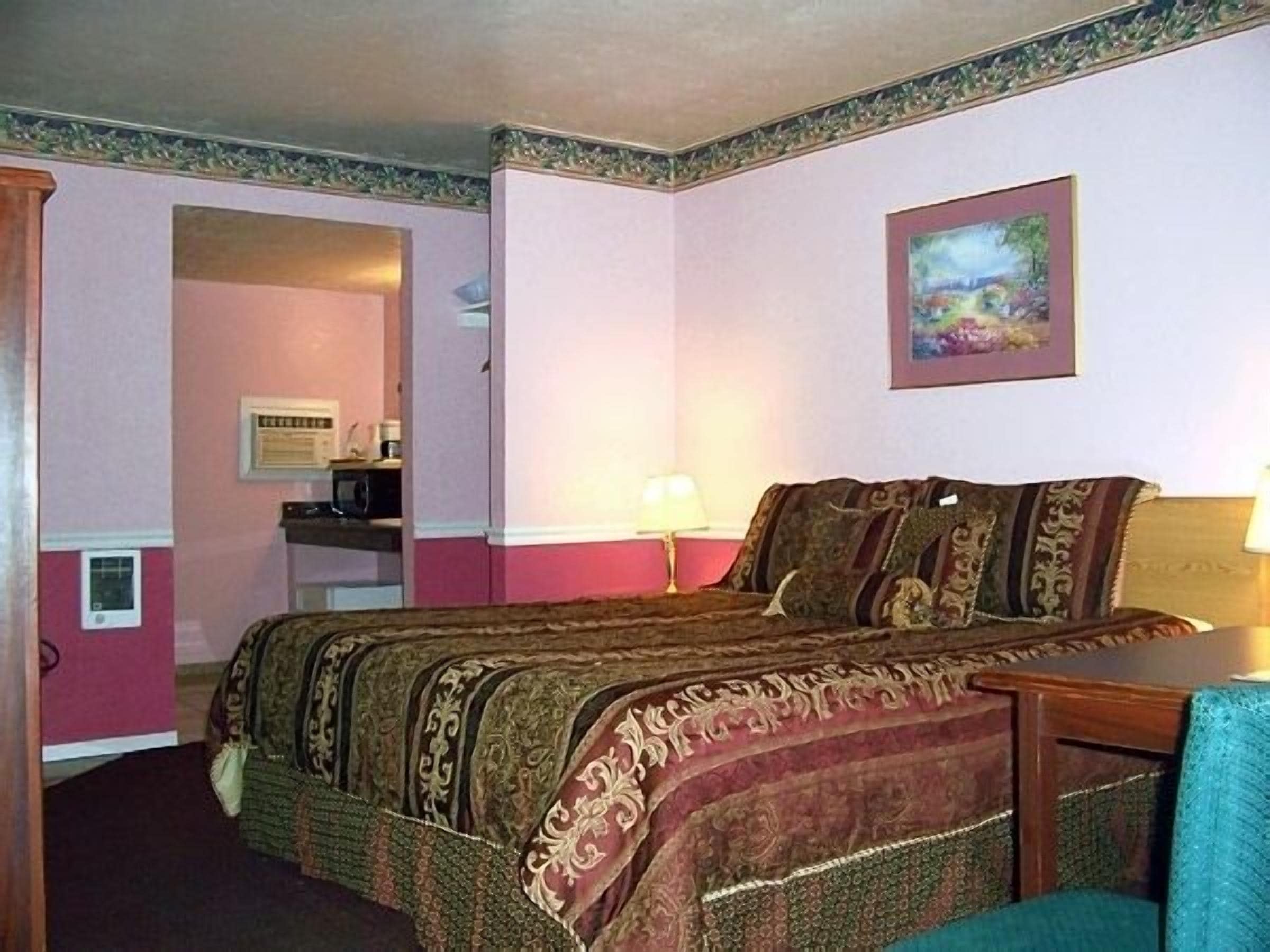 Photo - Monterey Pines Inn