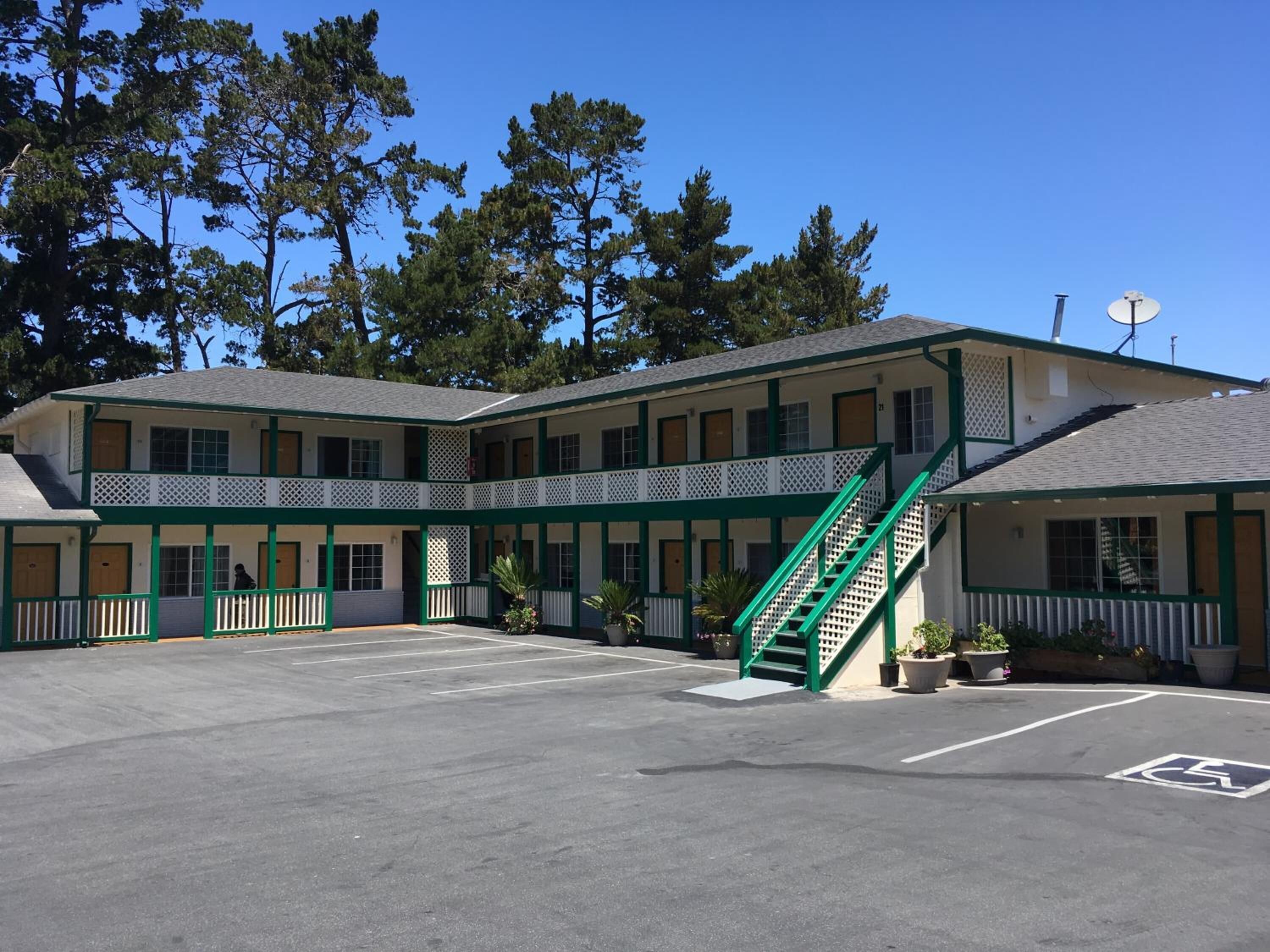 Photo - Monterey Pines Inn