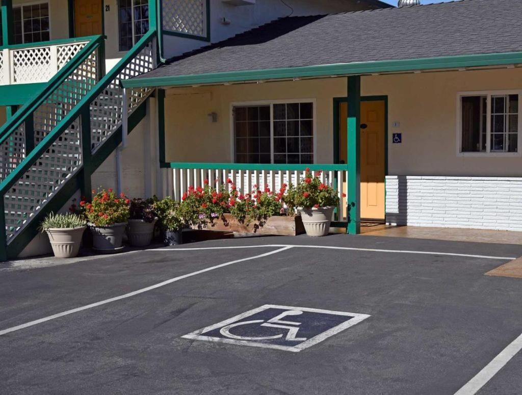 Photo - Monterey Pines Inn