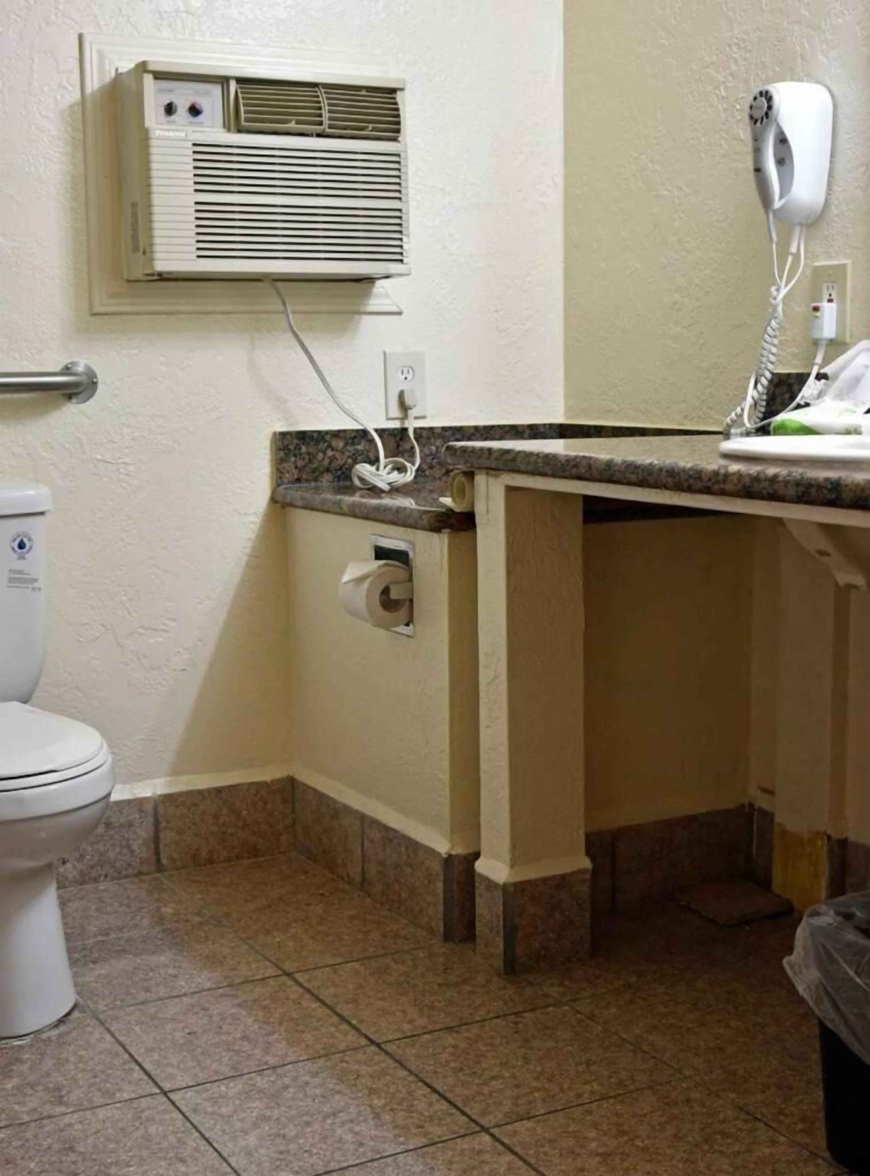 Standard Room, 1 King Bed, Fireplace | Bathroom