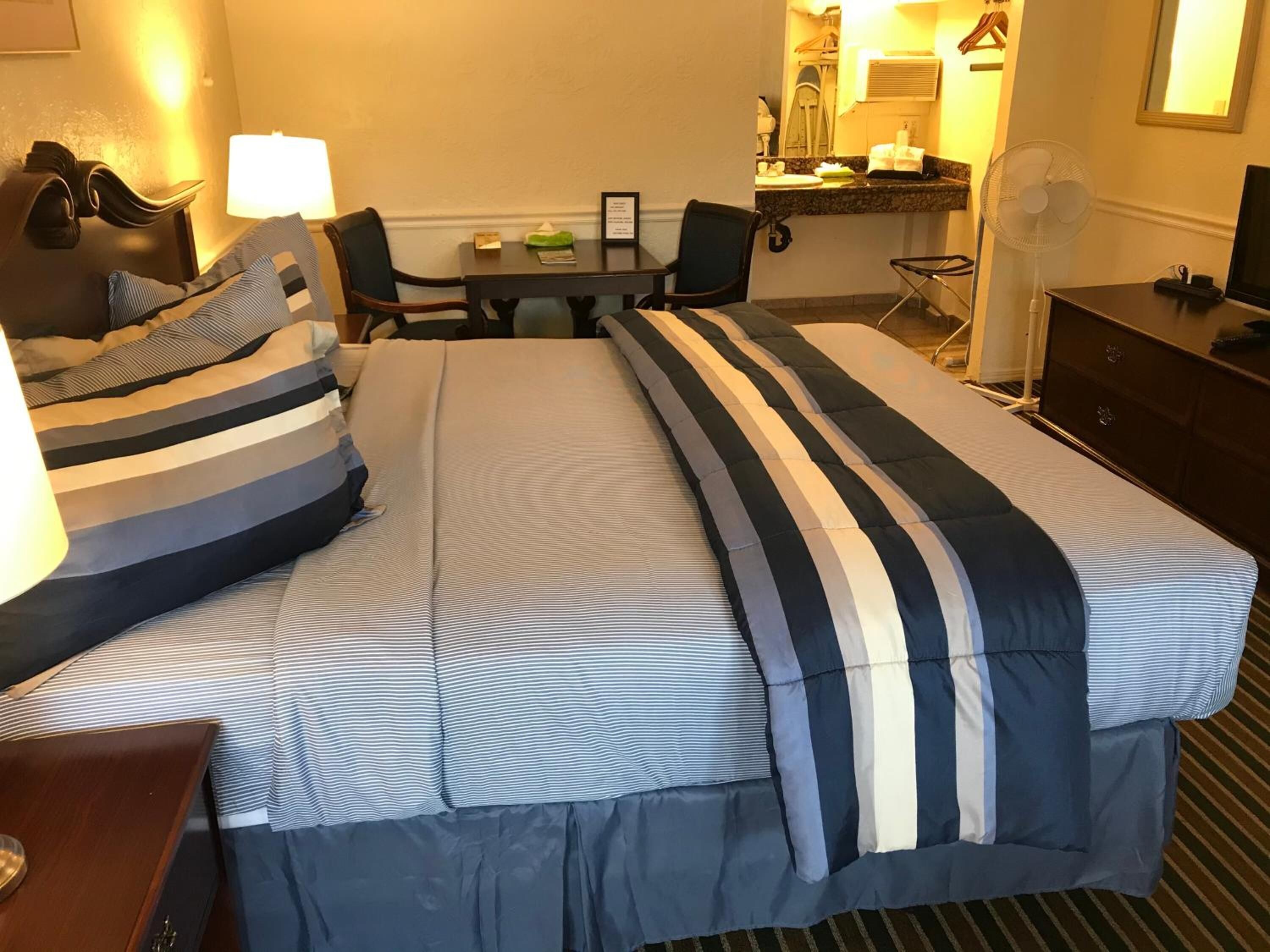 Photo - Monterey Pines Inn