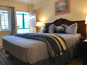 标准房, 1 张特大床, 壁炉 | 办公桌、熨斗/熨衣板、免费 WiFi、床单