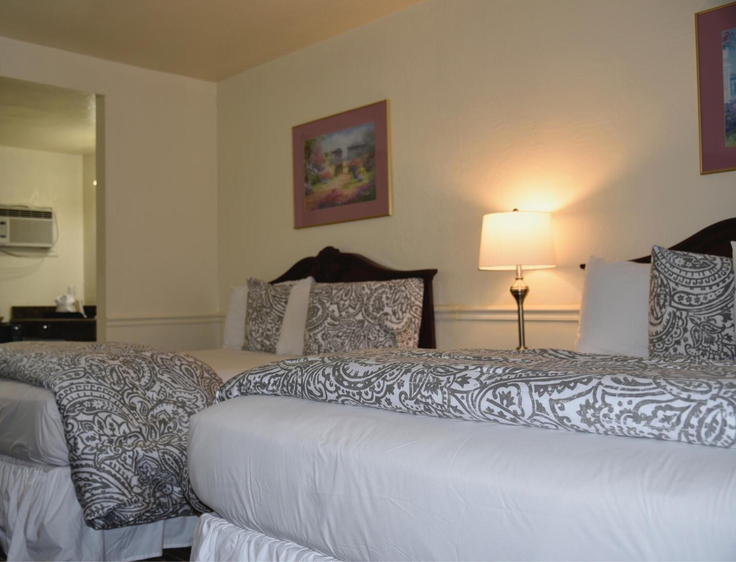 Photo - Monterey Pines Inn