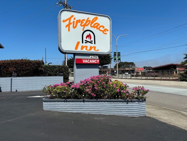 A sign for Fireplace Inn indicating a vacancy. - Monterey Fireplace Inn (Monterey)