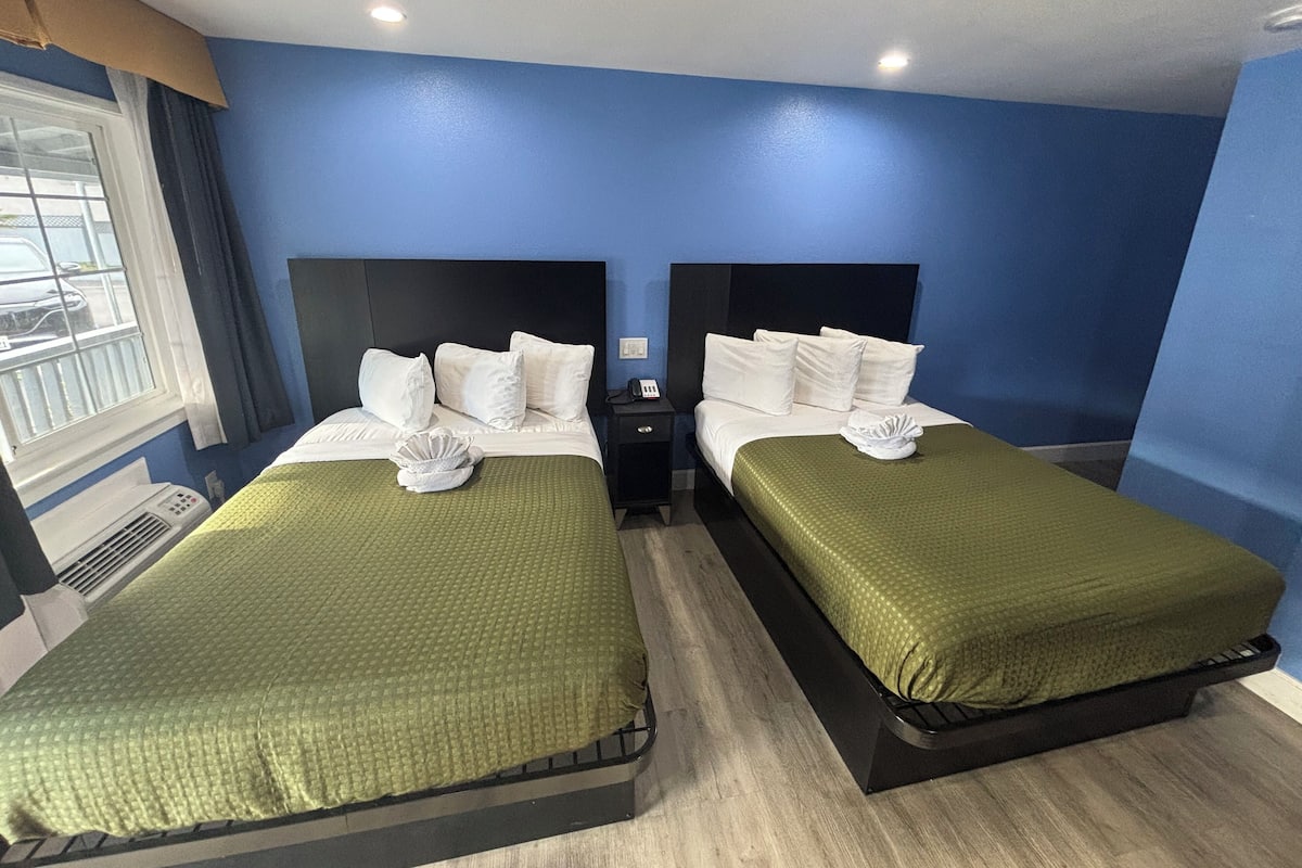 Kamar Double Standar | Seprai premium, selimut bulu angsa, busa memori, dan meja kerja