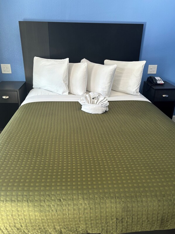 غرفة عادية فردية - سرير كبير | أغطية فراش متميزة وألحفة محشوة بالريش وأسرّة بإسفنج يتكيف مع شكل الجسم