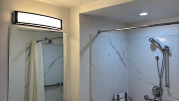 Camera Standard, 1 letto king, accessibile ai disabili | Bagno | Set di cortesia gratuito, asciugacapelli, bidet, asciugamani