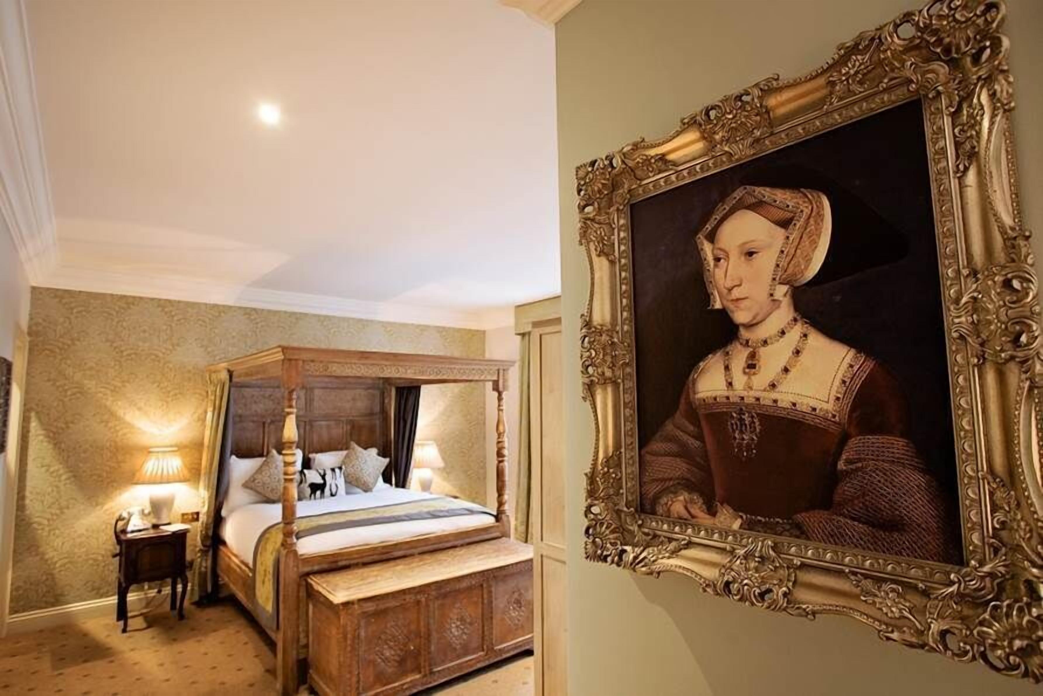 Superior Room | Minibar, in-room safe, desk, iron/ironing board
