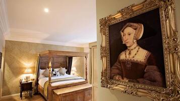 Superior Room | Minibar, in-room safe, desk, iron/ironing board