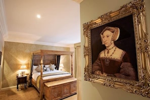 Superior Room | Minibar, in-room safe, desk, iron/ironing board - The White Hart Hotel (Kingston Upon Thames)