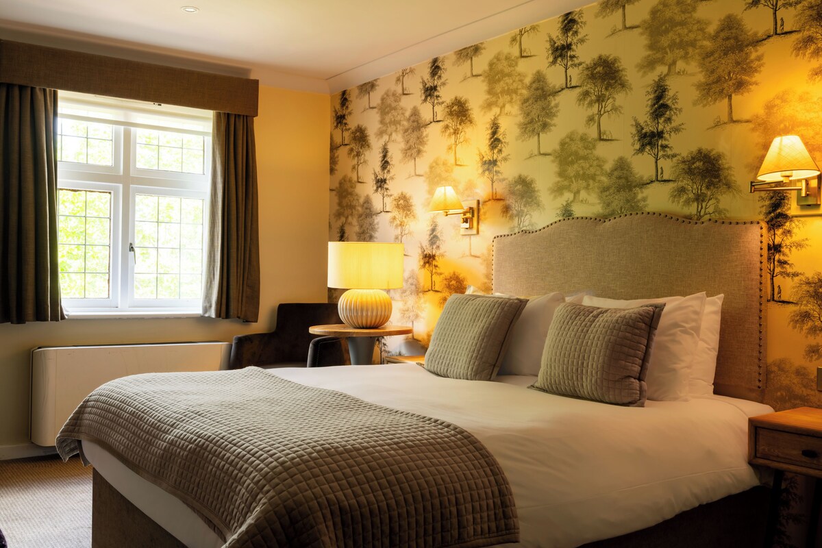 Deluxe Family Room | Bathroom | Shower, rainfall showerhead, free toiletries, hair dryer
