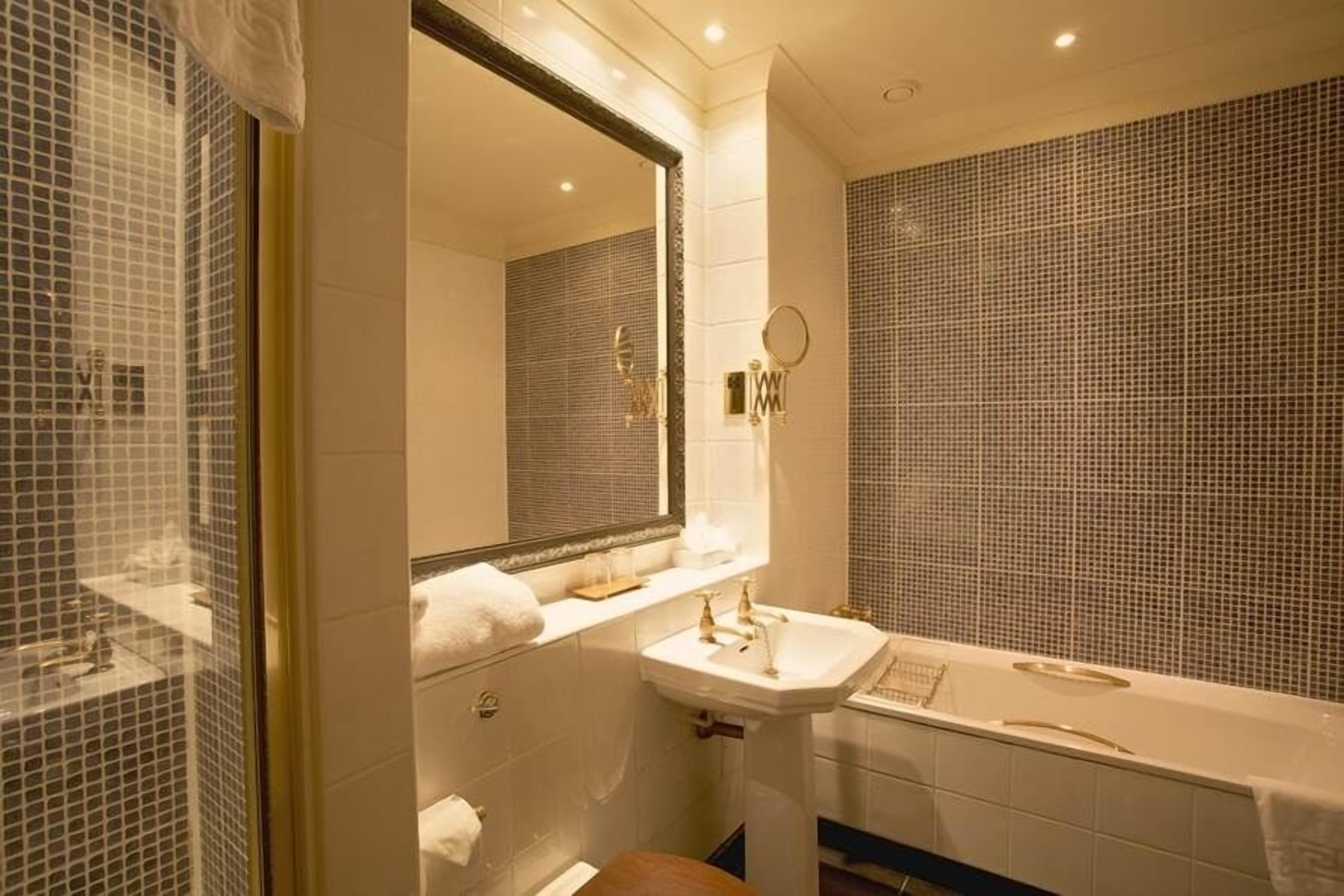 Superior-huone | Kylpyhuone | Suihku, sadesuihkupää, ilmaiset hygieniatuotteet, hiustenkuivaaja