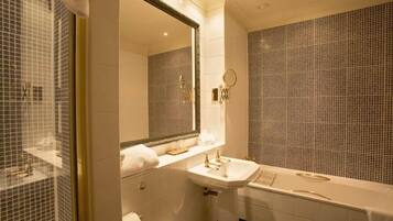 Superior Room | Bathroom | Shower, rainfall showerhead, free toiletries, hair dryer