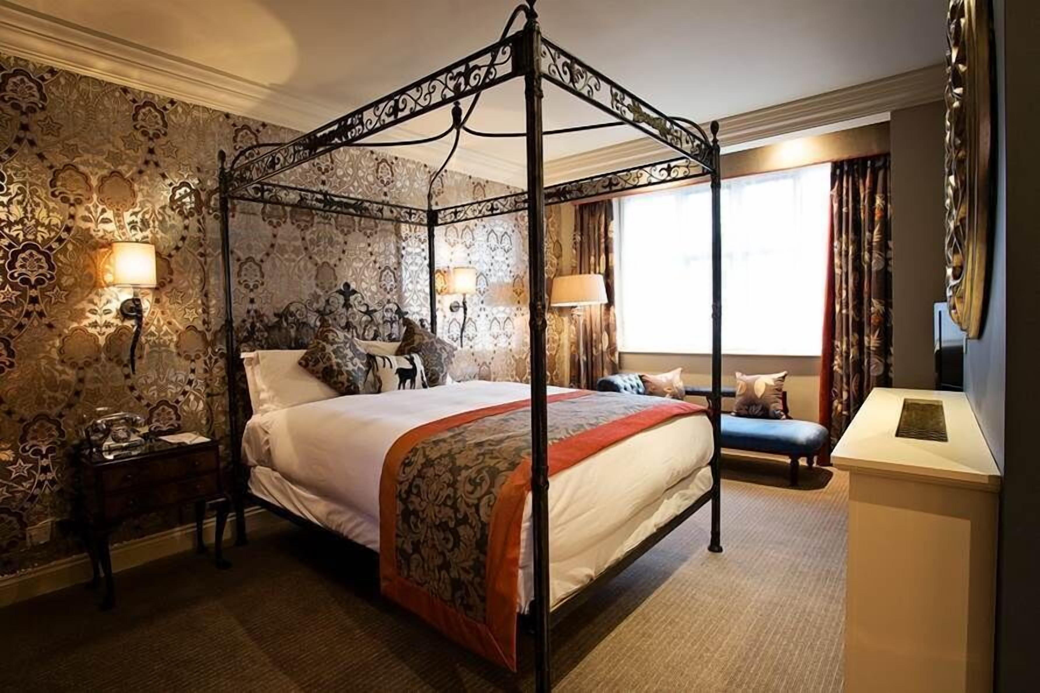 superior room | 1 bedroom, minibar, in-room safe, desk