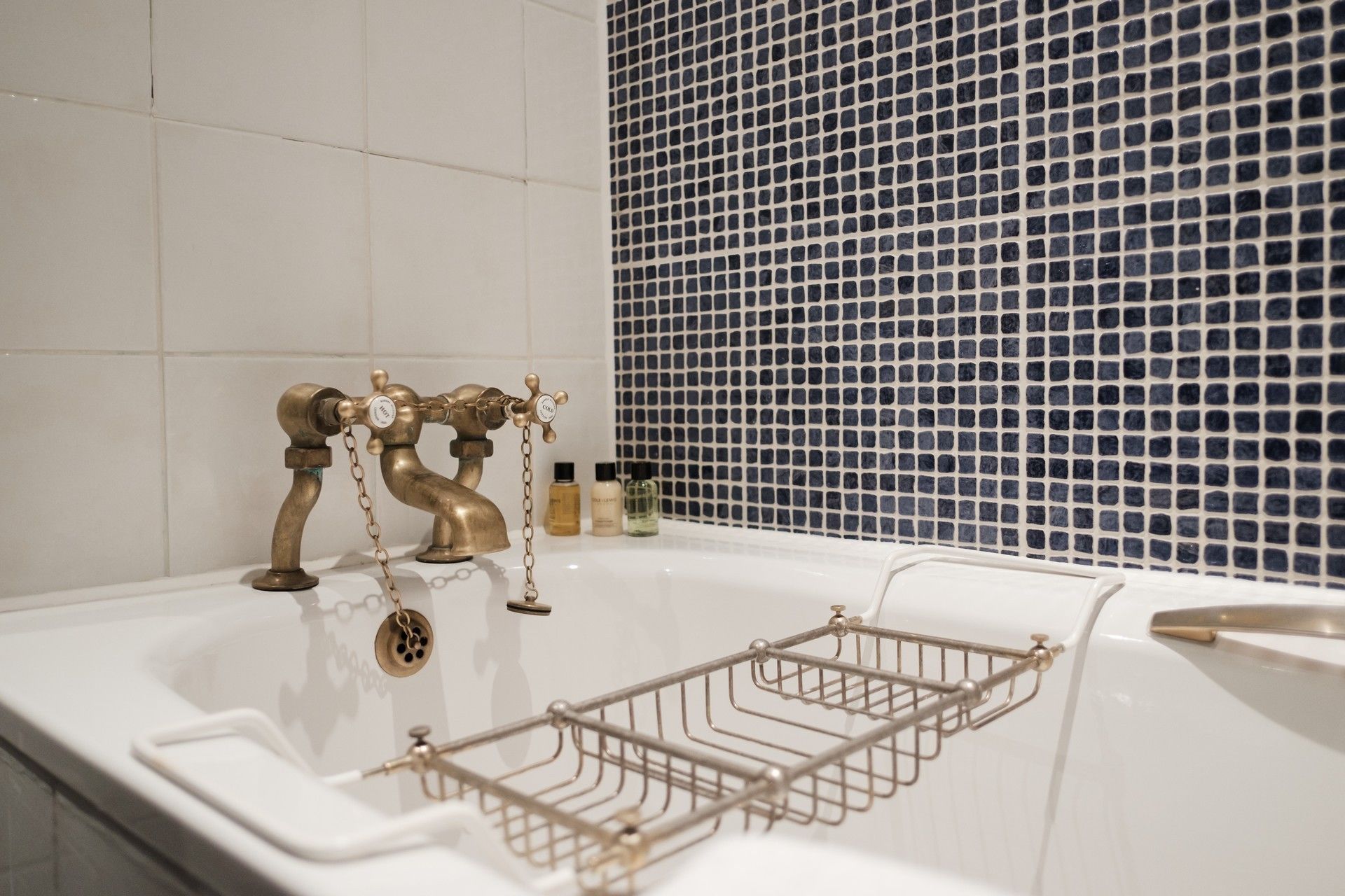 shower, rainfall showerhead, free toiletries, hair dryer