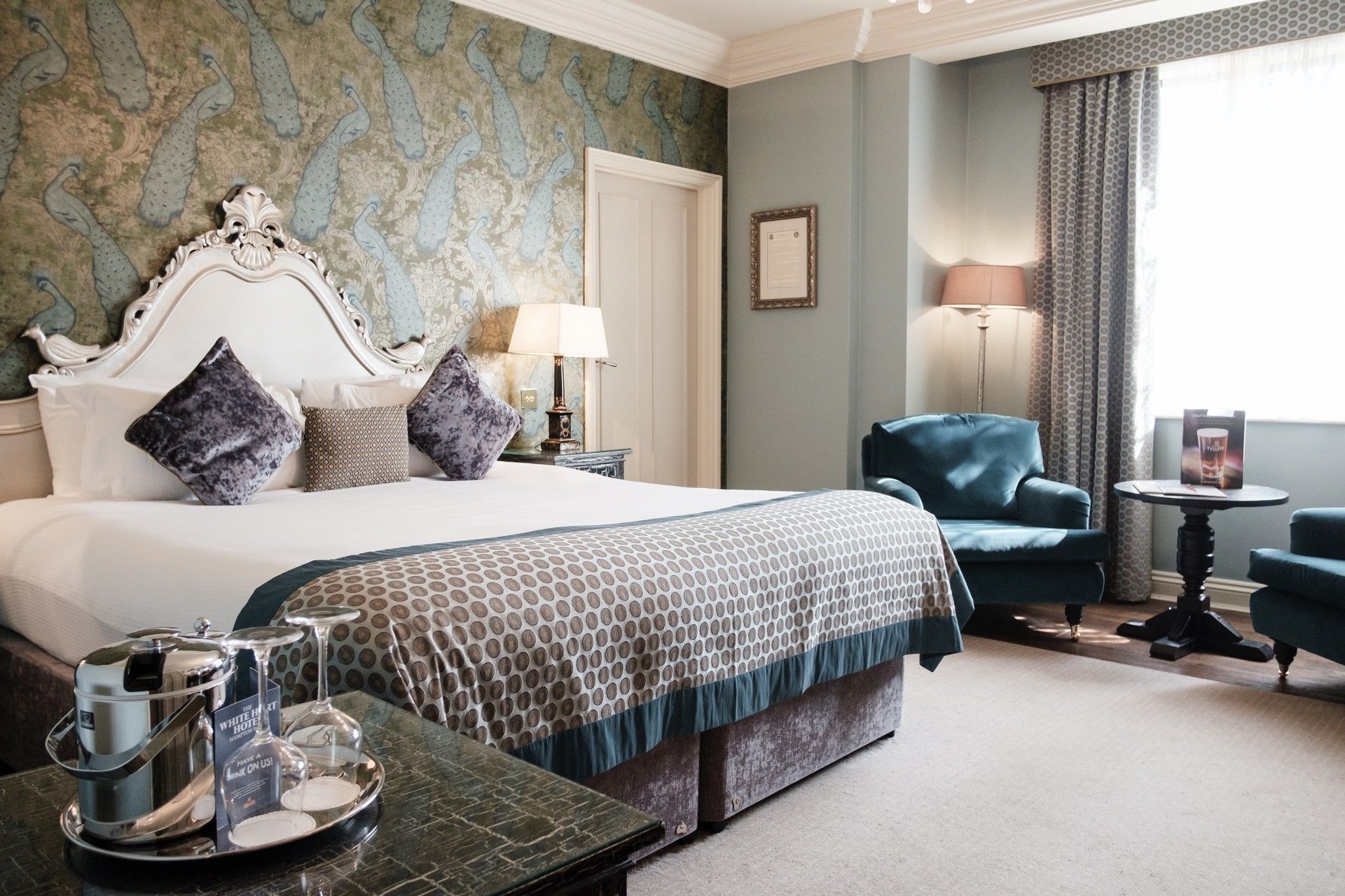 Minibar, safe på rommet, skrivebord og strykejern/-brett