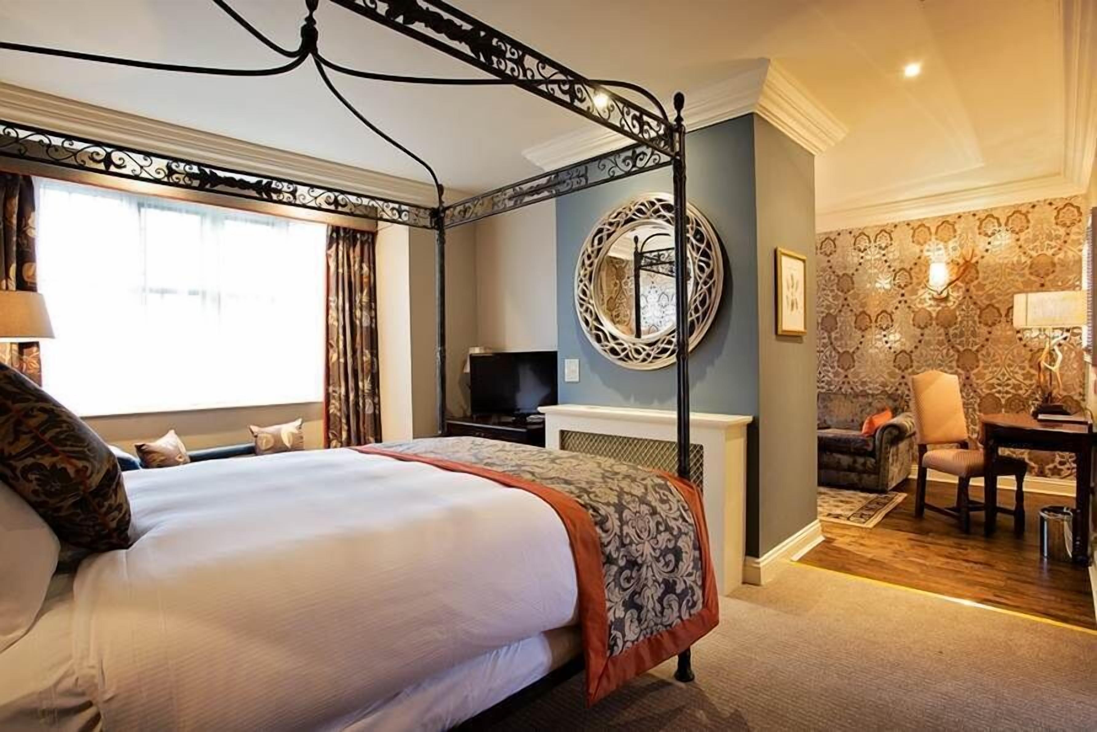 superior room | 1 bedroom, minibar, in-room safe, desk