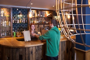 Al fresco dining, serves breakfast, lunch and dinner