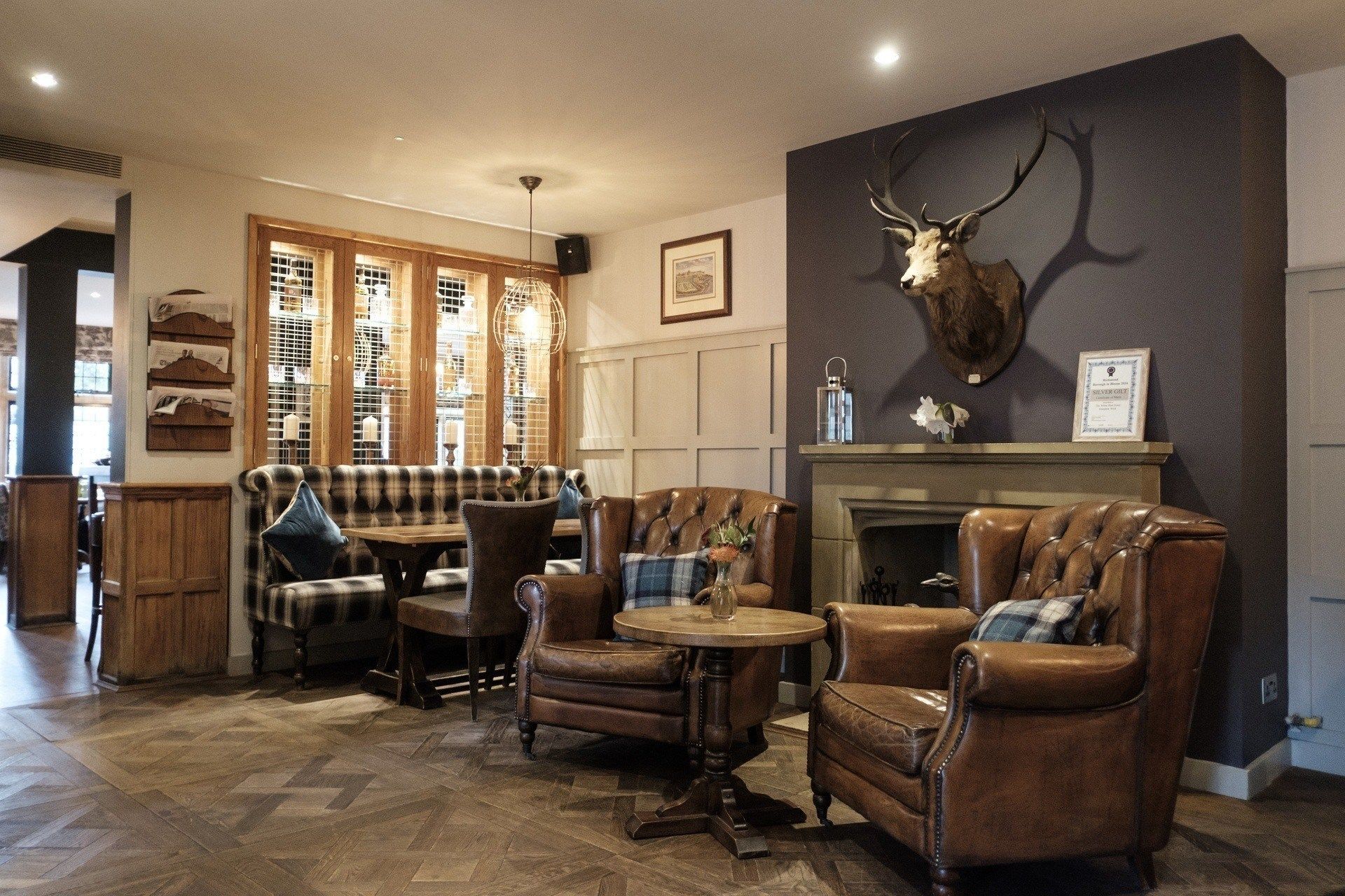 Alfresco dining, serves breakfast, lunch, and dinner