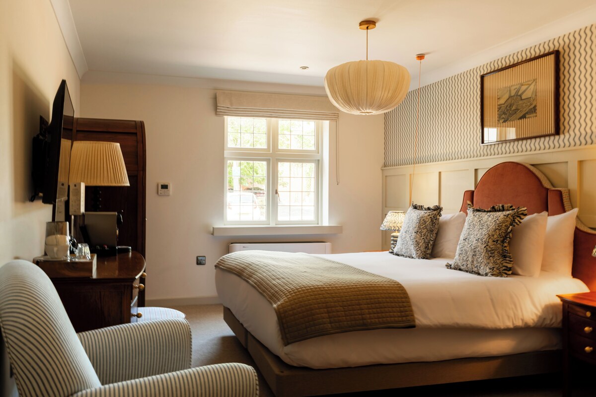 Deluxe King/Twin Room | Minibar, in-room safe, desk, iron/ironing board