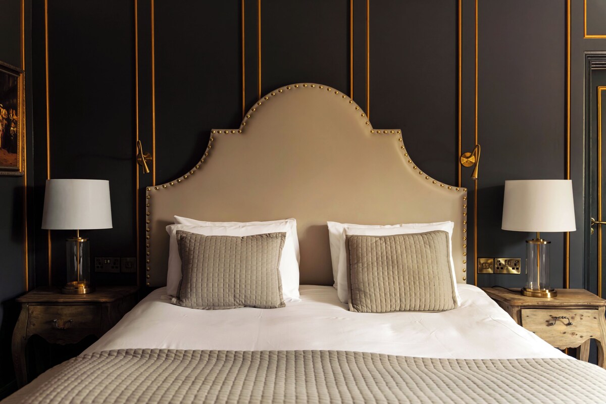 Superior Room | Minibar, in-room safe, desk, iron/ironing board