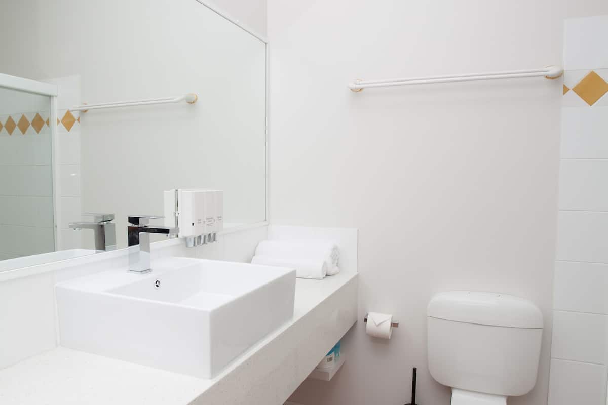 shower, free toiletries, towels