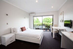 Studio – executive | Strykejern/-brett, ekstrasenger (mot et tillegg) og sengetøy